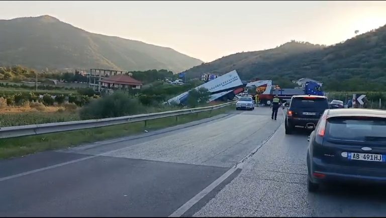 Aksident në aksin Elbasan-Peqin! Trajli del nga rruga