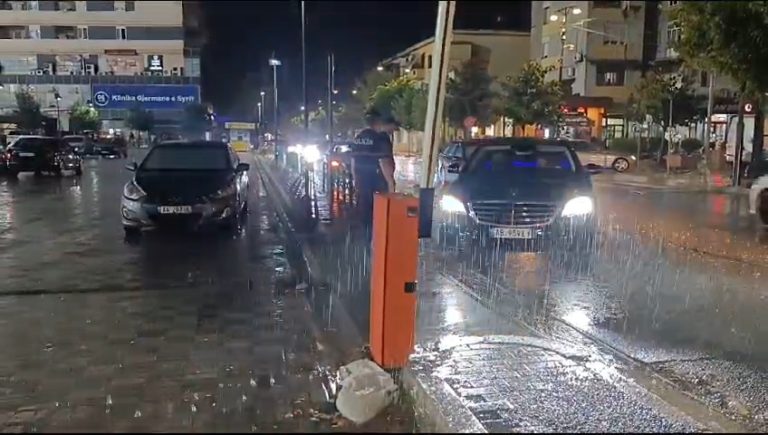 Video/ Ndeshja e Elbasanit! Policia ca të nënës ca të njerkës tifozët