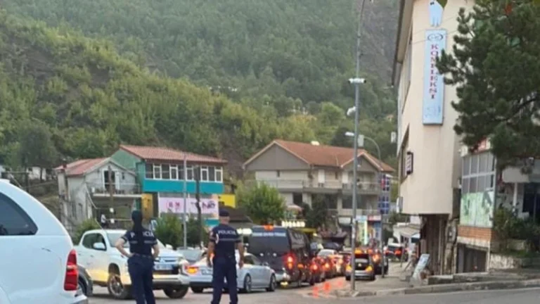 Trafik i rënduar në aksin Librazhd-Elbasan, krijohet radhë kilometrike, turistët po kthehen nga Korça