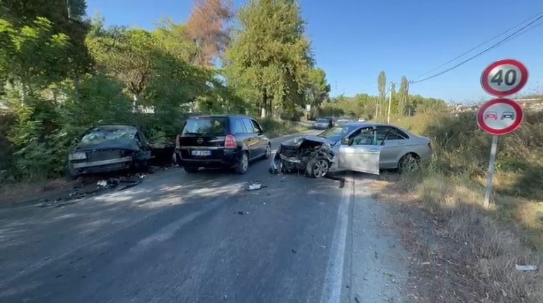 Aksident i trefishtë në Fier-Cakran, plagoset një person
