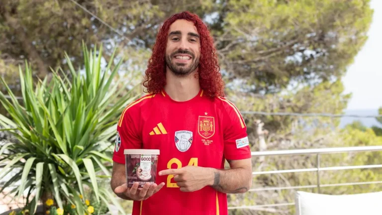 Cucurella mban premtimin, lyen flokët me të kuqe