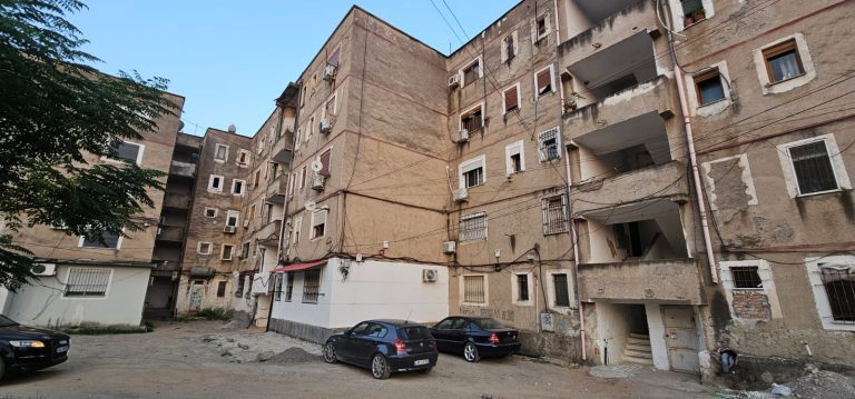 Banorët e lagjes “Syrja Dylgjeri” në Elbasan prej më shumë se një muaji nuk kanë ujë të pijshëm (VIDEO)