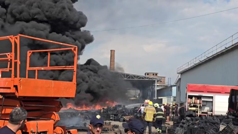 Shpallet në kërkim administratori i fabrikës së plastikës.Tymi i çliruar shkaktoi ndotje të ajrit