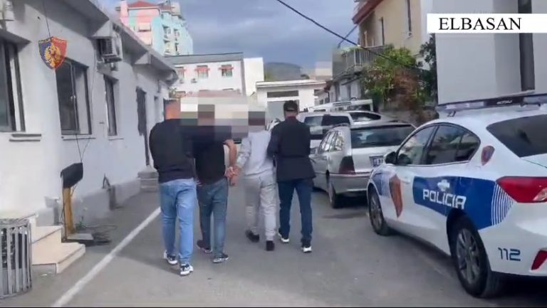 Elbasan/ Qarkullonin me kallashnikov në makinë.Arrestohen nga policia dy persona