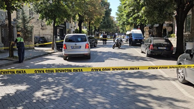 U përplas në rrugë, ndërron jetë në spital 65-vjeçarja në Korçë