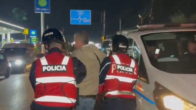 S’guxon të protestojë njeriu se e fusni në burg”, shoqërohen në Komisariat 12 protestues në Elbasan (Emrat)