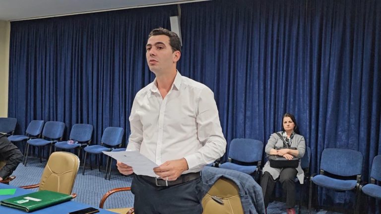 VIDEO/ MURATAJ HAP DYERT E KËSHILLIT BASHKIAK PËR NJERZIT, PAS 33 VITESH QYTETARËT MUND TË NDJEKIN MBLEDHJEN NË SALLË