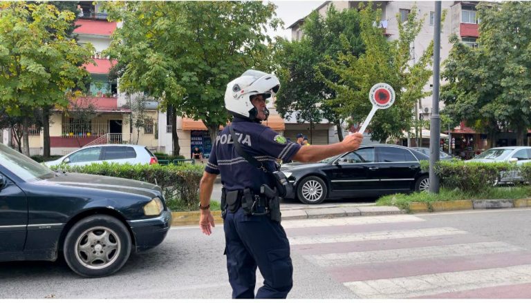 Policia e Elbasanit ndëshkon 960 drejtues mjetesh, për parakalime të gabuara dhe 420 drejtues mjetesh, për përdorim të celularit