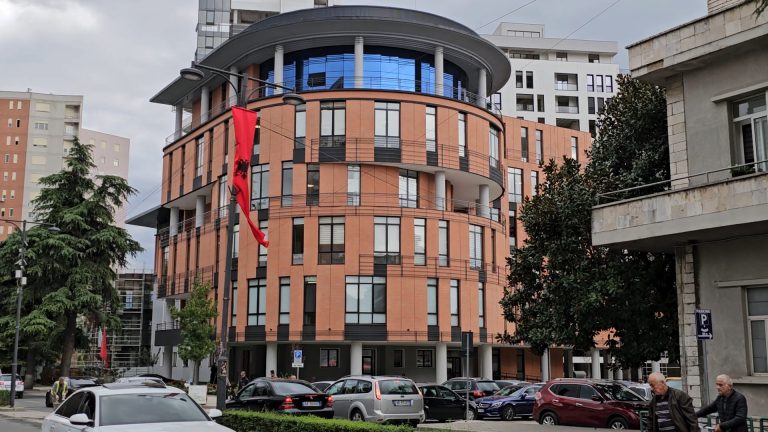 EMRAT/ Kanosën dhe kërcënuan për shkak të detyrës këshilltarin e PSD gjatë takimit të bashkisë Elbasan, procedohen dy persona