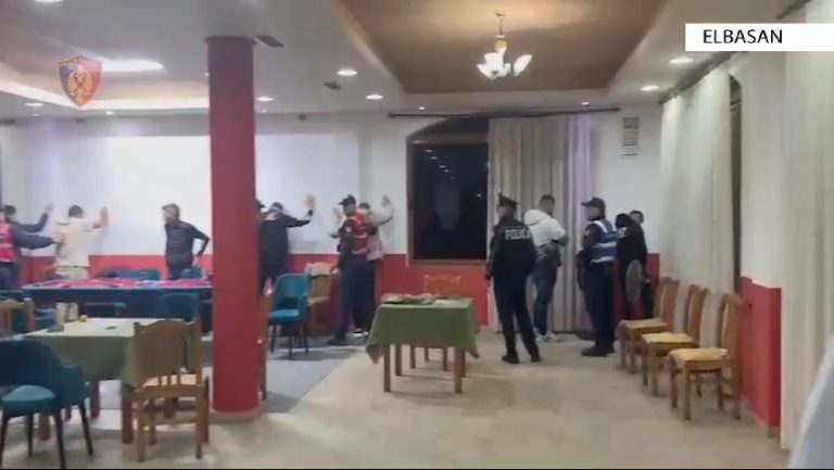 Elbasan/  Organizonte lojra fati në lokal, arrestohet i riu