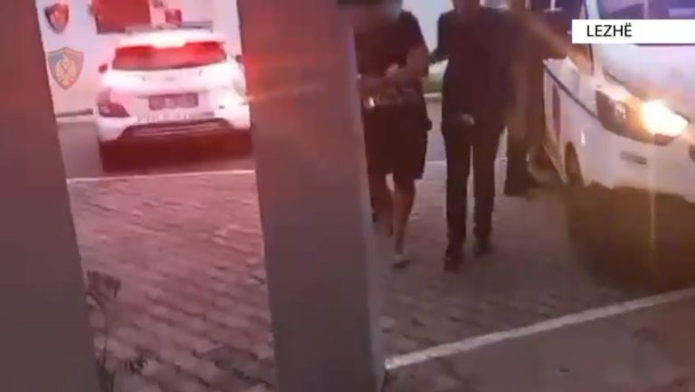 Efektivi i policisë përfshihet në aksident dhe largohet nga vendi i ngjarjes, pasi arrestohet rezulton i dehur