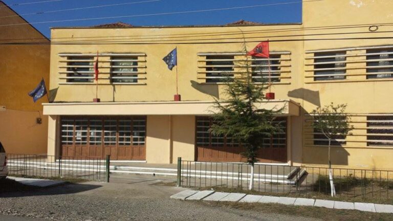 Elbasan/ Ushtronte presion ndaj nxënësve dhe kërcënoi prindin se do i hidhte benzinë, pezullohet nga detyra mësuesi