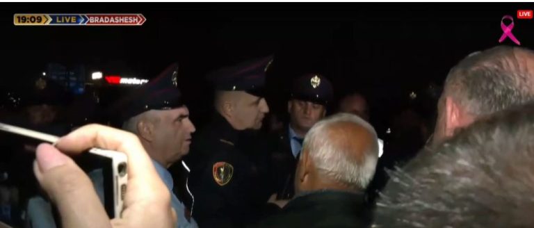 Tensione në Bradashesh, protestuesit kërkojnë largimin e policisë