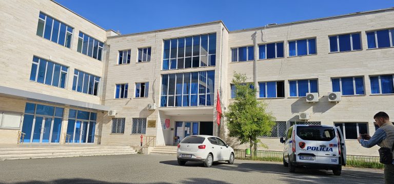 Universitetet të zhytur në korrupsion, 50 pedagogë nën hetim për ryshfet dhe shantazh ndaj studentëve!