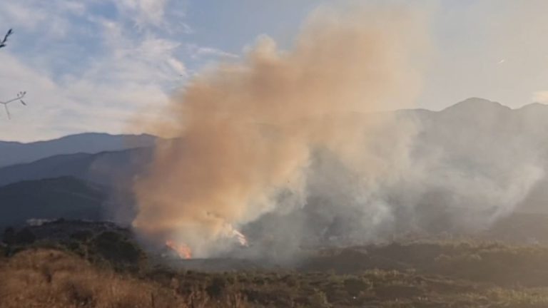 Zjarr i përmasave të mëdha në Elbasan, në flakë fusha e mbetjeve urbane. Pesë zjarrfikëse në vendngjarje