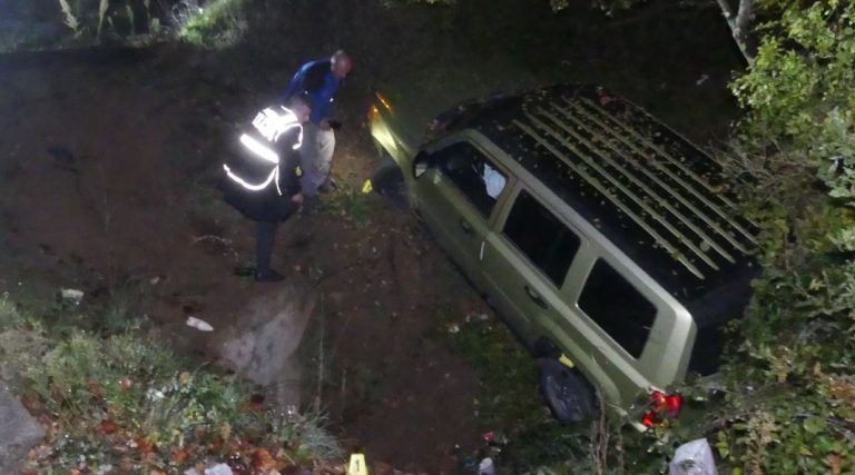 Aksident në Librazhd/ Makina del nga rruga dhe bie në puset, tre të plagosur
