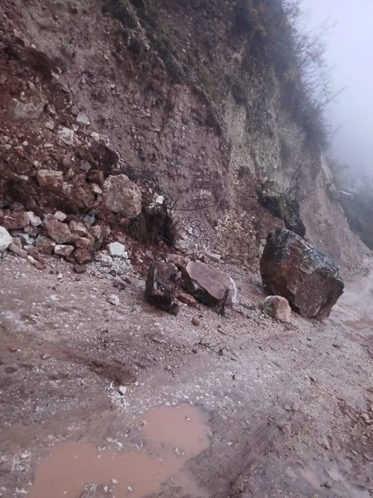 Reshje dëbore në Elbasan, zbardhen fshatrat malore, rrëshqitje dheu në disa zona