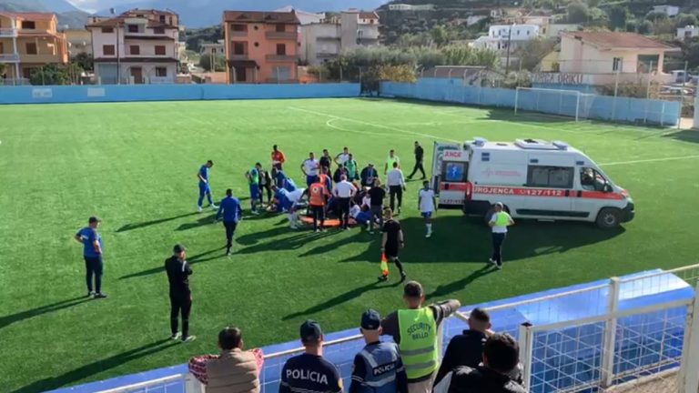 Panik në ndeshjen Oriku- Shkumbini/ Përplasje e fortë mes dy futbollistëve, njëri prej tyre humb ndjenjat