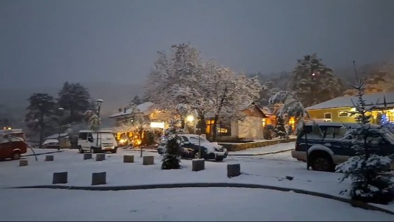 Zbardhet Gjinari në Elbasan, reshje të dendura bore
