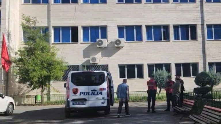 Lirohen nga burgu 6 pedagogët e Universitetit të Elbasanit, të akuzuar për korrupsion, do të kthehen në detyrë