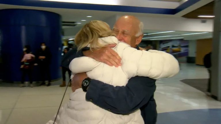 Mrekullia e Krishtlindjeve ndodh vërtetë/ I moshuari ribashkohet me familjen e tij biologjike, 75 vite pasi u birësua