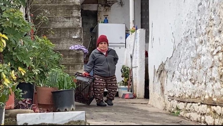 Elbasan/ Gruaja me nanizëm me lot në sy: Zot mos e provoftë njeri vuajtjen time! Dua një shtëpi, e të vdes rehat