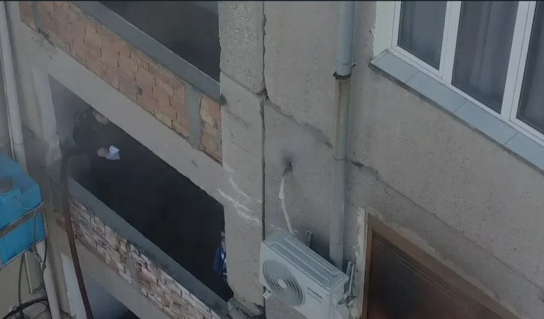 Përfshihet nga flakët banesa në Elbasan, shkak dyshohet pajisja e ngrohjes