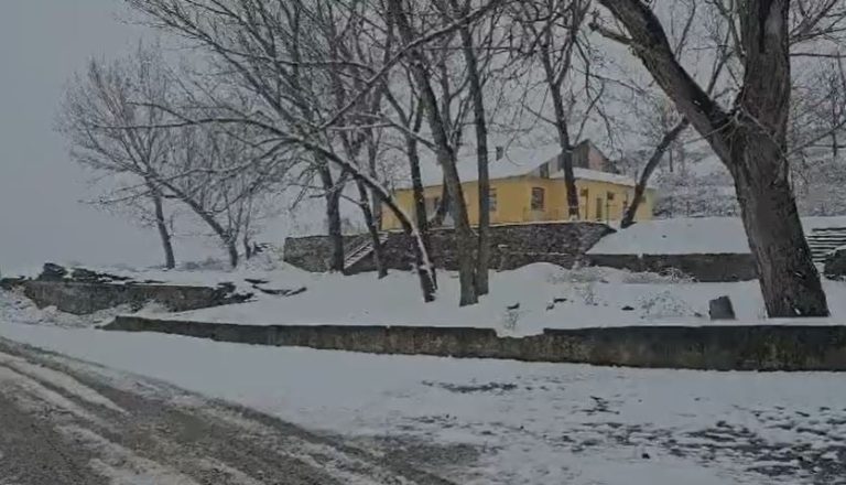 Trashësia arrin deri në 20 cm, rikthehen reshjet e borës në Korçë