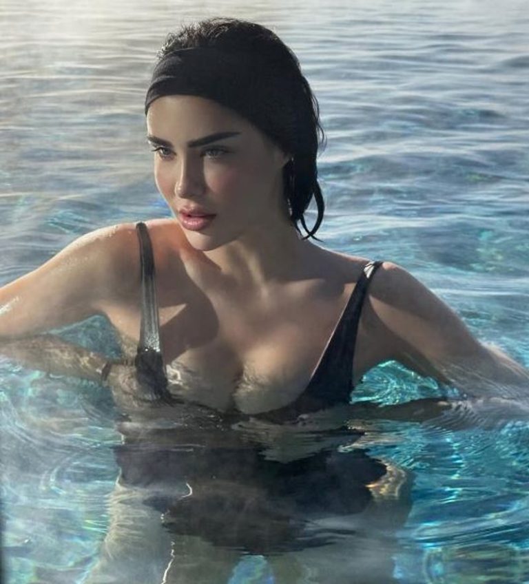 E veshur me bikini, Xhensila Myrtezaj “ngre” temperaturat me fotot e nxehta në pishinë