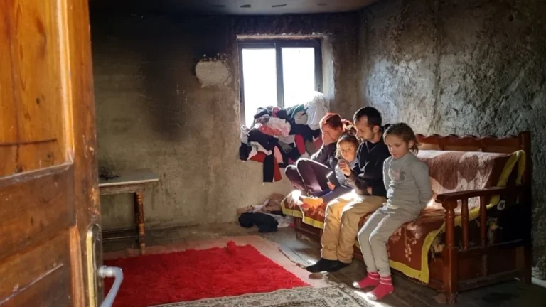 Elbasan/ Në mes të dimrit pa çati mbi kokë. Jetojnë në Xibrakë, dy prindërit e sëmurë me dy vajzat e mitura
