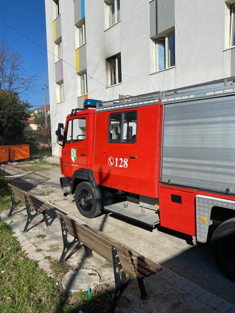 Elbasan/  Zjarr në komvikt