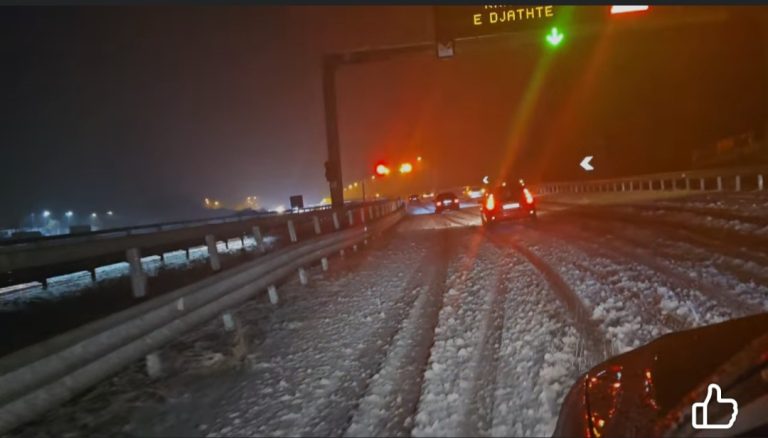 Vështirësohet qarkullimi në aksin Tiranë-Elbasan, dëbora arrin në 3-5 cm pranë tunelit të Krrabës