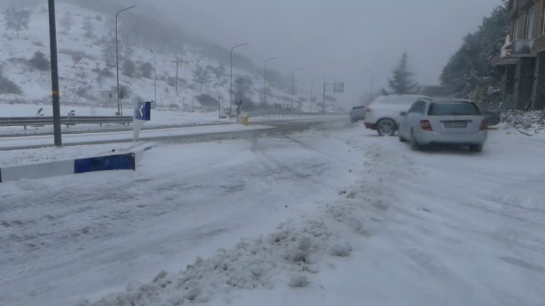 Video/ Dëbora mbulon Qafë Thanën, vështirësi në lëvizje