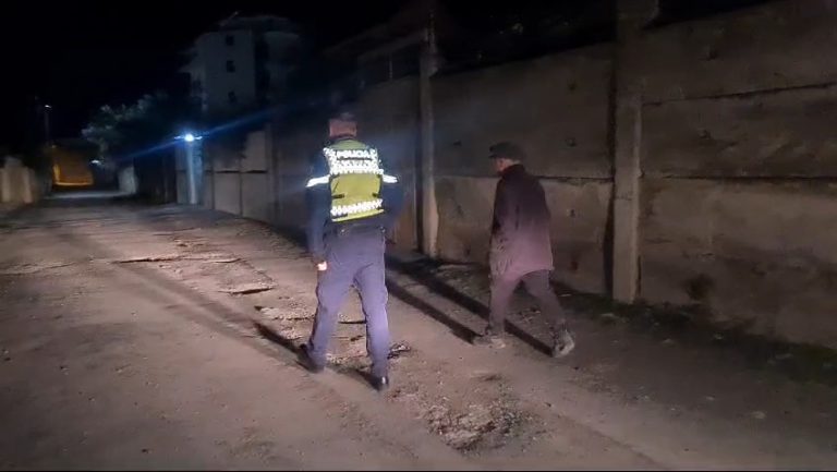 Video/ Policia e Elbasanit gjen të moshuarin që ishte larguar nga banesa në Librazhd