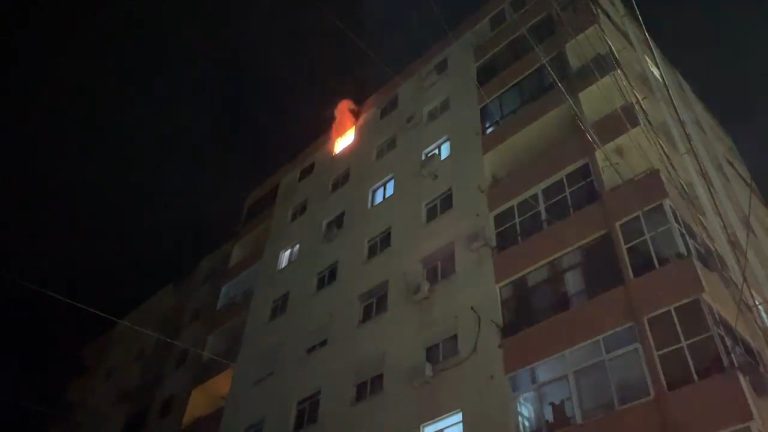 Video/ Zjarr në katin e 8 të një pallati në Lezhë