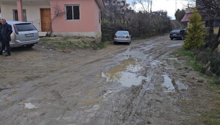 FSHATI MUÇAN NË ELBASAN 34 VITE NË PRITJE TË NJË RRUGE (VIDEO)