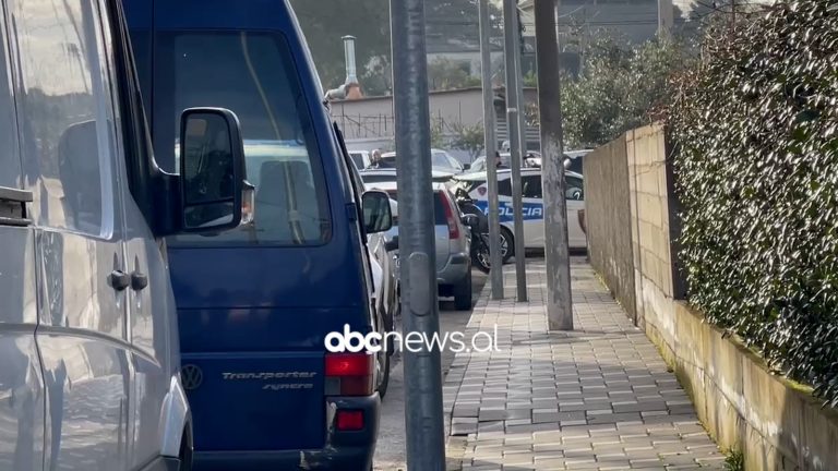 Dyshohet se është vrarë me armë zjarri, identifikohet 48-vjeçari që u gjet i pajetë në automjet