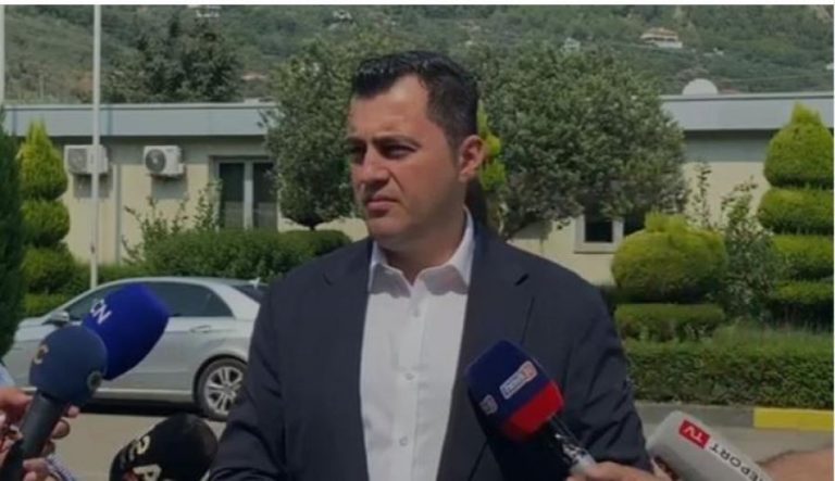 A është dhunuar ne zyrë kryetari i bashkisë Elbasan?