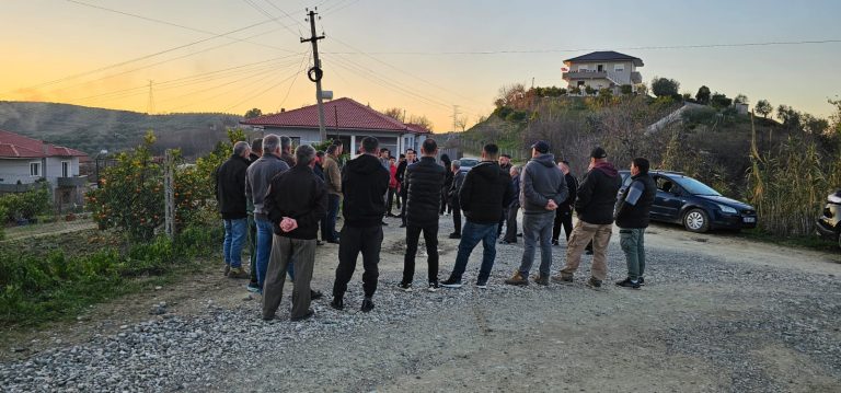 Banorët e fshatit Kështjellas në Gjergjan të Elbasanit ultimatum bashkisë për asfaltimin e rrugës