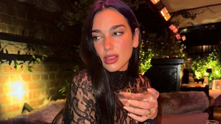 Dua Lipa pozon sërish me unazën e florinjtë, duke shtuar zërat se është fejuar me Calum Turner