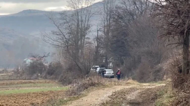 Familja akuzoi mjekët për neglizhencë në trajtim/ Zhvarroset trupi i 12-vjeçarit Leo Sadiku në Maliq, nisin procedurat e autopsisë