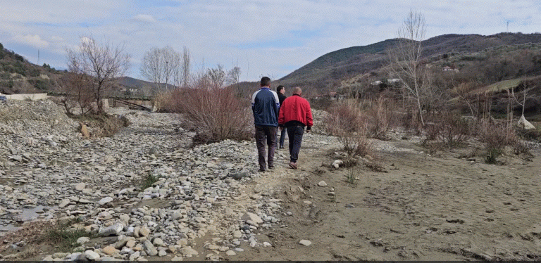 DISA FAMILJE NË BUJARËS TË ELBASANIT MBESIN TË IZOLUAR PASI NUK KANË RRUGË PËR TË SHKUAR TEK URA