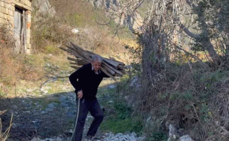 Fshati Mirakë vetëm me 20 të moshuar: Do na gjejnë fëmijët të vdekur! Ikën të gjithë