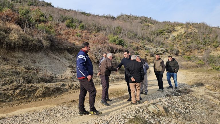 FSHATI NË ELBASAN PA RRUGË QË NGA VITI 1991, BANORËT PO BRAKTISIN VENDIN