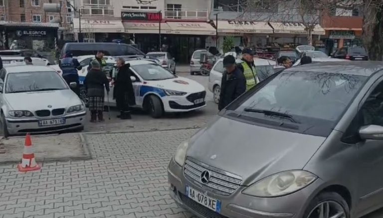 Aksident në Lushnje/ Makina ‘hipën’ mbi trotuar, plagos kalimtarin