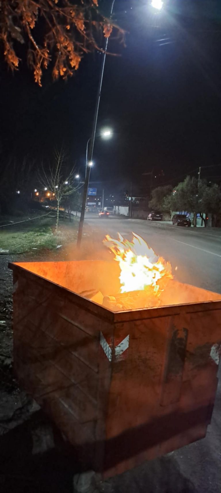 Video/ Digjen koshat e plehrave në Elbasan