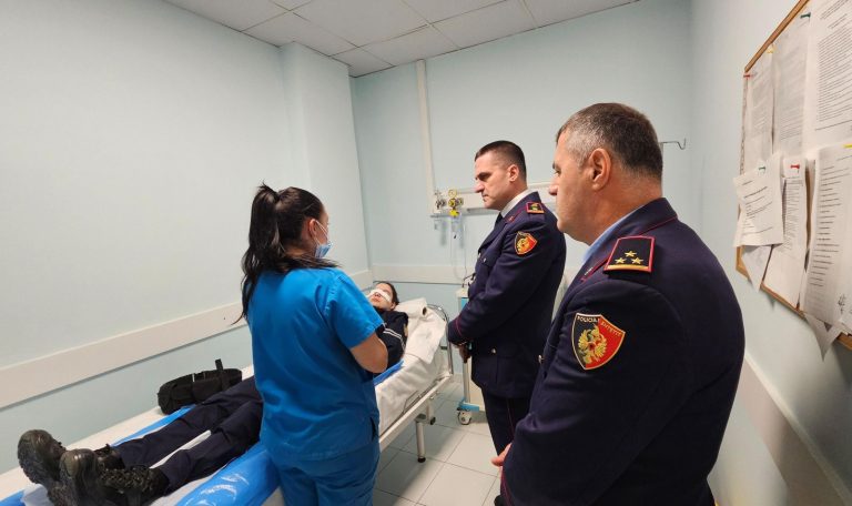 U lënduan gjatë protestës së opozitës, tre efektivët përfundojnë në spital! Si paraqitet gjendja e tyre