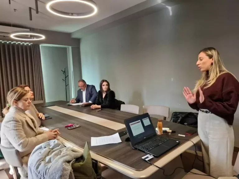 “Blindohet” bashkia Elbasan. E fundit në Shqipëri për transparencë! Kush mban përgjegjesi?