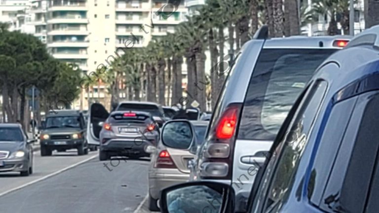 Aksion “blic” në Lungomare! Shoqërohet një person nga policia, dyshohet se…