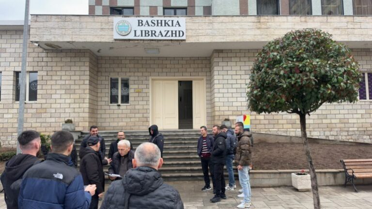 Rruga Elbasan-Qafë Thanë ndan fshatin në 2 pjesë, banorët e Hotolishtit dorëzojnë peticionin me 511 firma. Kërkohet devijimi i projektit